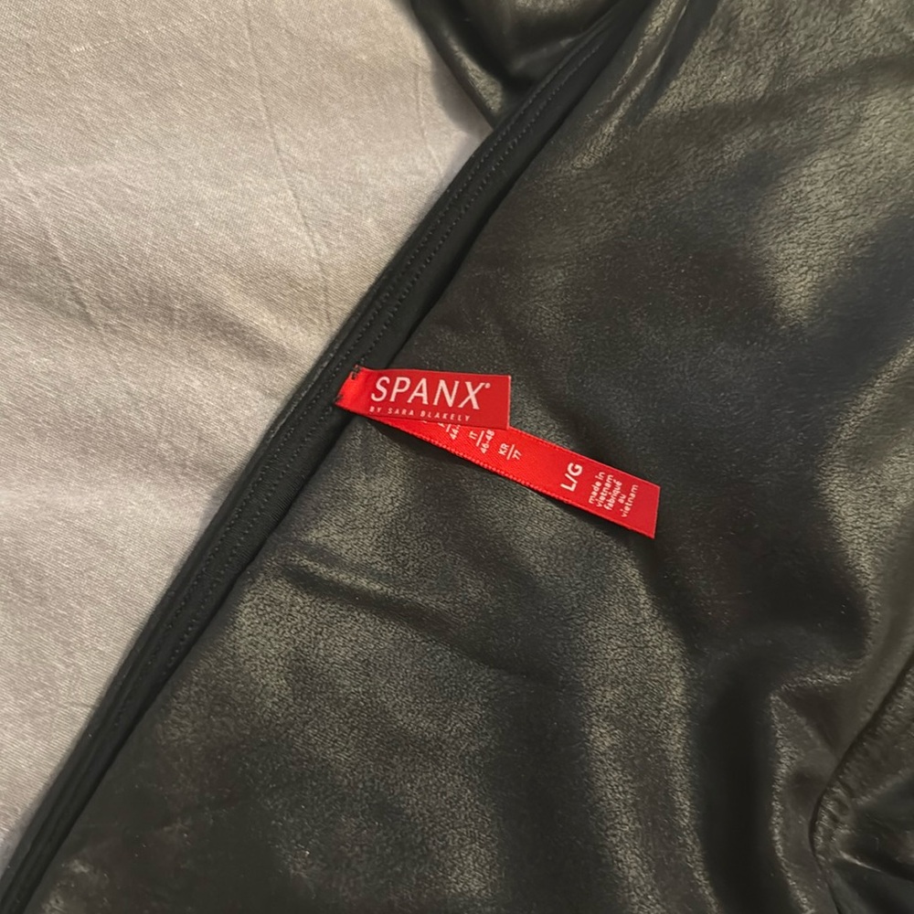 SPANXshape™ Faux Leather
Leggings